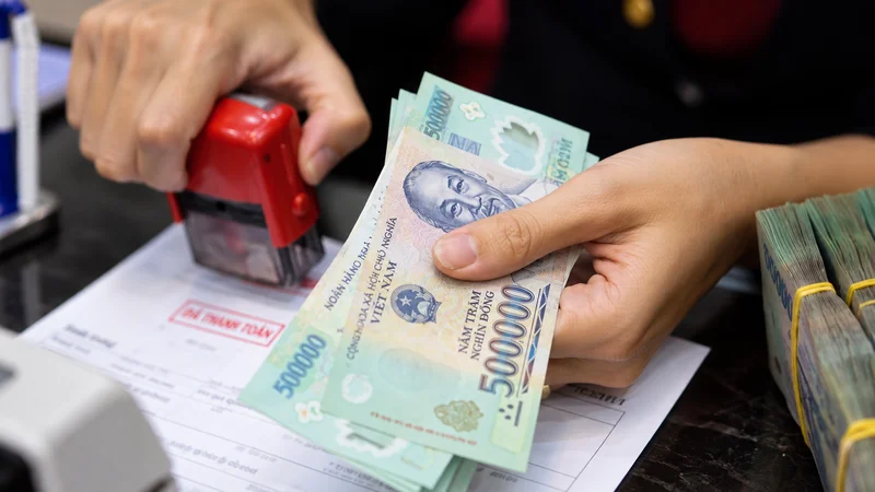 Đổi vé qua trung gian nên tính số tiền thực nhận thế nào?